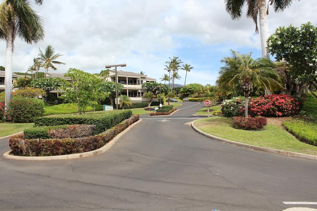 Entrance drive to Wailea Ekolu Village