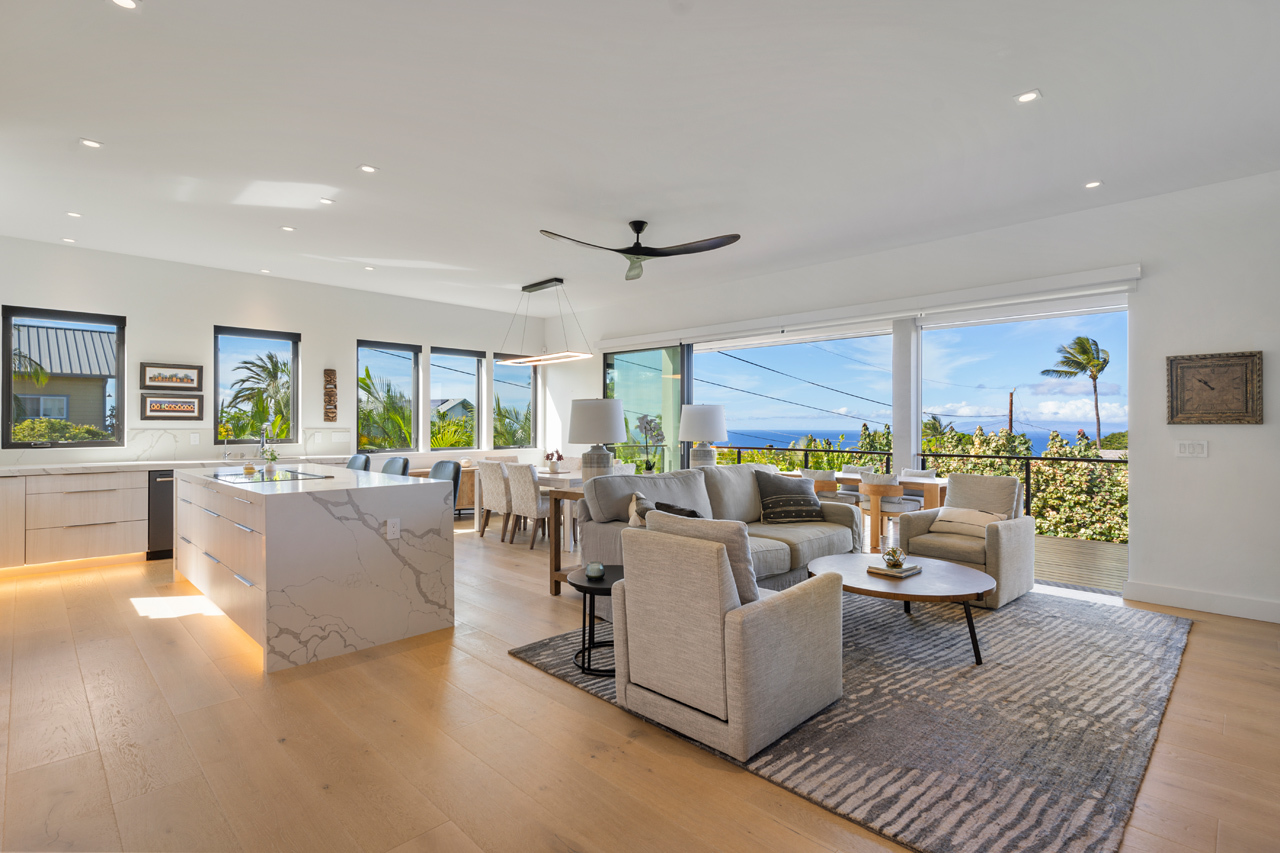 Bright & Spacious Great Room: Living Room