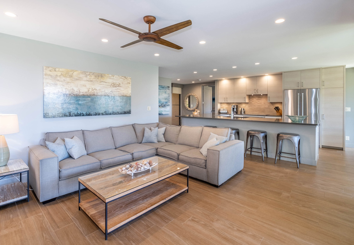 Bright and spacious living room: 