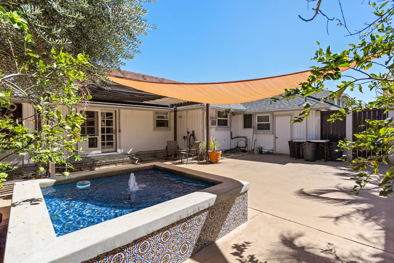 Courtyard with fountain: 