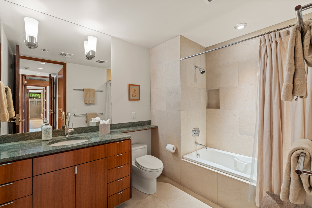 Third Suite: Bathroom