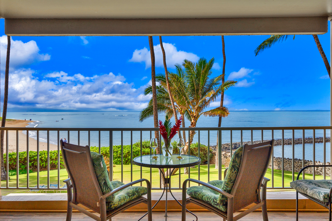 Covered lanai with ocean views: 